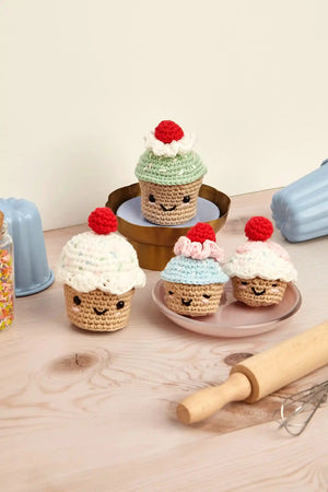 Kit Amigurumi intermedio Cupcake alla Ciliegia- DMC - Colore: - by LacariaRicami.Store