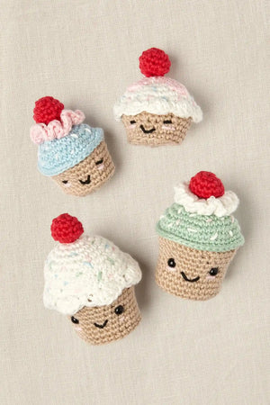 Cupcake alla ciliegia Kit Amigurumi intermedio - DMC - LacariaRicami.Store