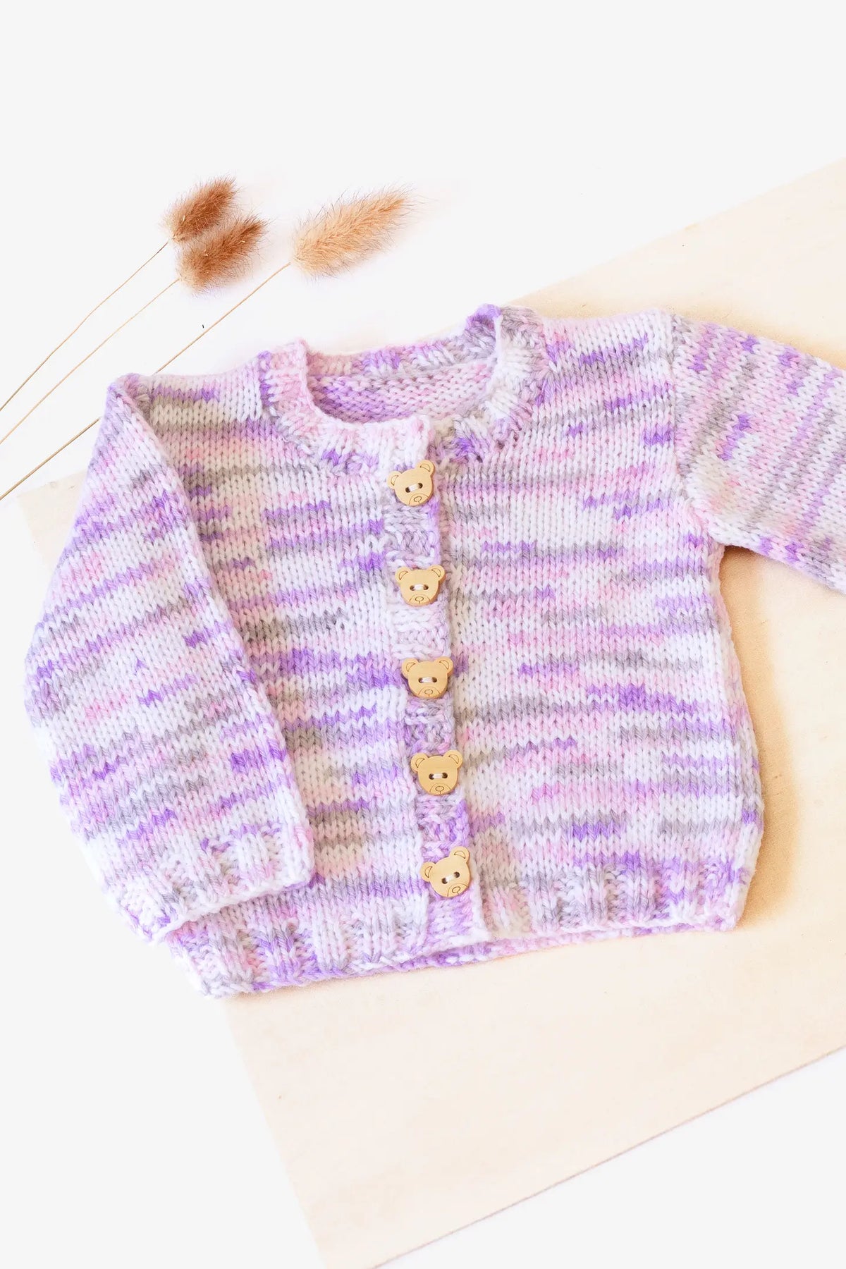 Livre - Gilet à feuilles et chaussons tricotés pour bébé en Baby Chéri Print - DMC