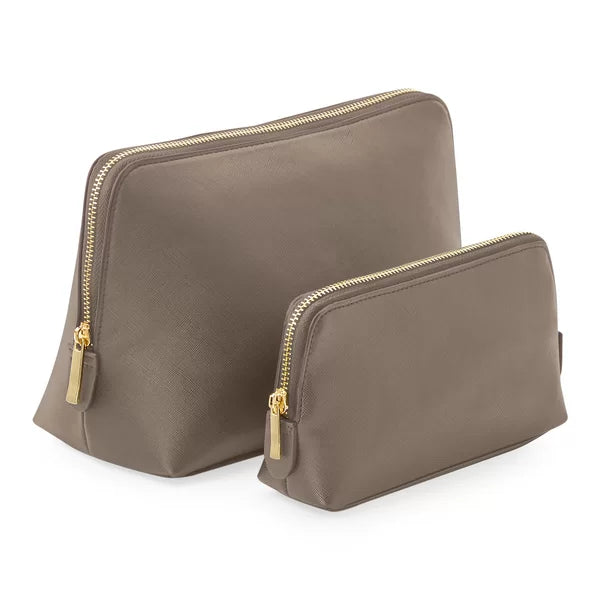 Due cosmetici taupe con cerniere dorate nella Pochette per accessori BagBase Alta Qualità